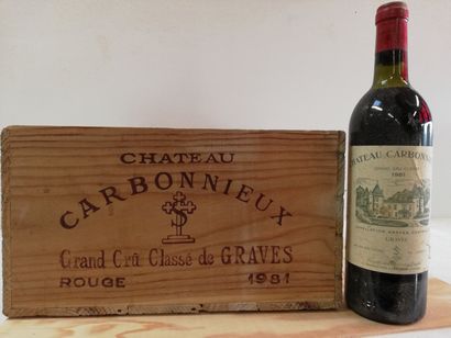 null Bouteille de Château Carbonnieux. 1981. Grand cru classé avec la caisse bois...