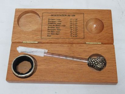 null Coffret d'oenologie, contenant un thermomètre et sa bague. Long.: 18 cm