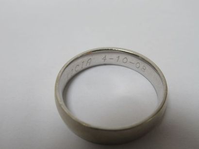 null Wedding ring in 14ct white gold, 6 g. TDD: 63. The ring is inscribed on the...
