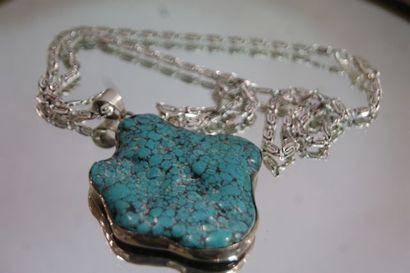 null Silver pendant with a turquoise stone. 40,60 gross. Dim of the pendant 5 x 5...