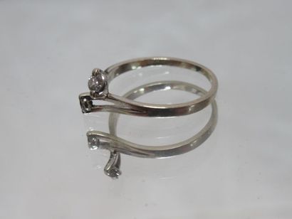 null Bague en or blanc 18K, ornée de 2 brillants. Poids brut : 1,66 g TDD : 52