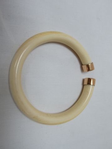 null Bracelet jonc en ivoire, monture en or jaune. Diamètre intérieur : 5,5 cm (extérieur...