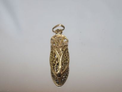 null Pendentif en or jaune 18K, en forme de chaussure. Poids : 1,65 g Long.: 2 cm...