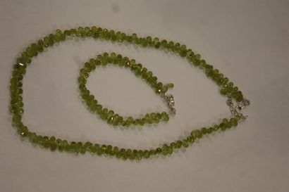 null Set of a necklace and a bracelet decorated with peridots, silver clasp. Length...