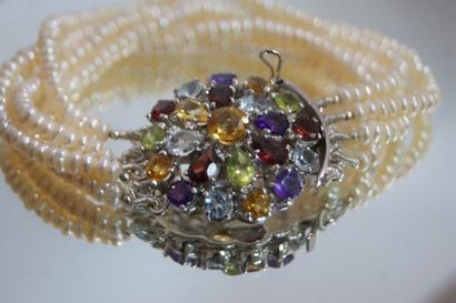 null Bracelet 5 rangs de perles de culture, fermoir en argent orné de pierres précieuses...
