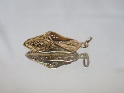 null Pendant in 18K yellow gold, in the shape of a shoe. Weight: 1,65 g Long: 2 cm...