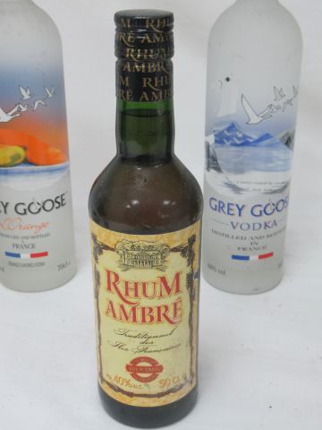 null Lot de bouteilles d'apéritifs et vins, dont vodka Grey Goose, Porto, Rhum, ...