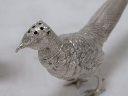 null Pair of silver pheasants, salt and pepper shakers. London, 1909 (?). Weight:...