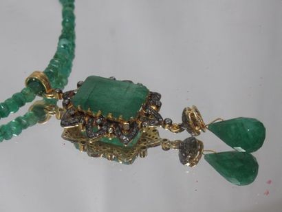  Necklace made of vermeil, emeralds and diamonds. Length: 27 cm (closed)
