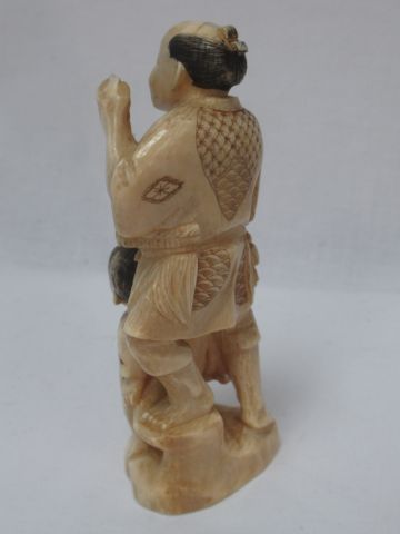 null JAPAN Okimono in ivory, representing a fisherman and his child. Bears a signature....