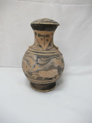 null Covered baluster vase in terra cotta. Traces of polychromy. China, Han period....