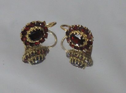 null Pair of earrings in 18K yellow gold, set with garnets. Gross weight: 5,47 g