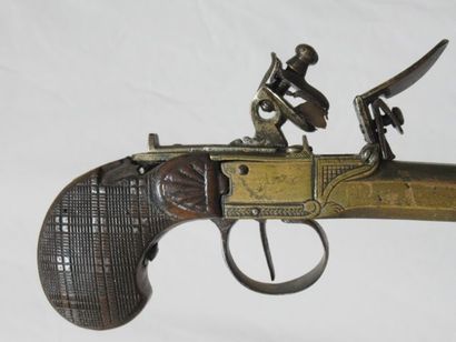 null Pistolet d'officier de marine en laiton et bois. Fin du XVIIIe siècle. Long.:...