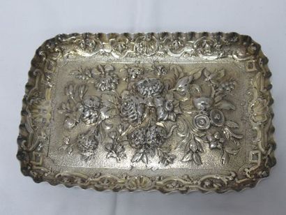 null Silver platter with vermeil, richly worked. London, 1772 (?). Weight : 311 g....