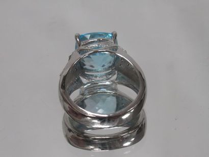  Silver ring, decorated with a topaz. Gross weight : 9,30 g TDD 61