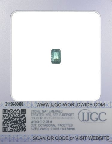  Emeraude, 2,08 carats. Avec son certificat (IJCC) : traitée, présentant des inc...