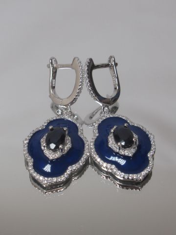 null Paire de pendants d'oreilles en argent émaillé, sertis de saphirs. Poids brut...