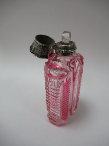 null Colored crystal bottle, silver stopper and mount. Length: 8 cm