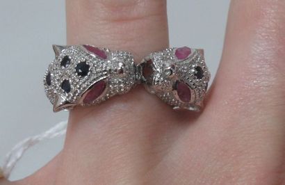 null Silver ring, decorated with a double panther head, set with rubies and sapphires....