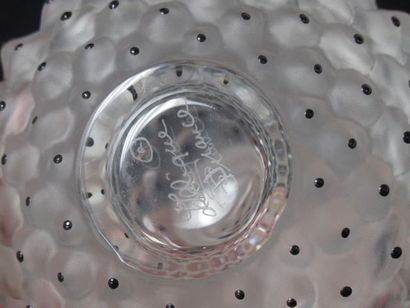 null LALIQUE France Flacon in frosted moulded crystal. Height: 10 cm