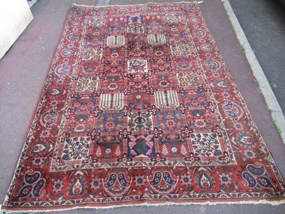 null IRAN Important tapis Bakhtiar en laine, à décor de caissons. 320 x 215 cm