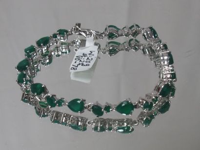 null Silver bracelet with emerald decoration. Gross weight: 19,88 g Long: 20 cm