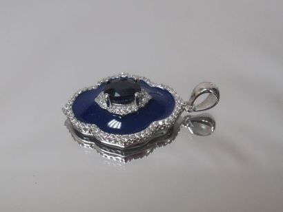 null Enameled silver pendant, centered on a sapphire (0.90 carat). Gross weight:...