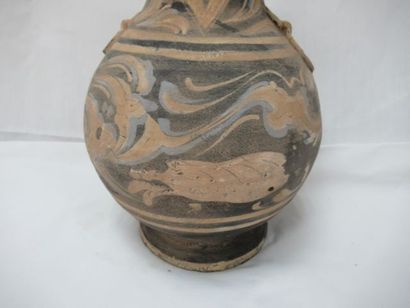 null Vase balustre couvert en terre cuite. Traces de polychromie. Chine, époque Han....