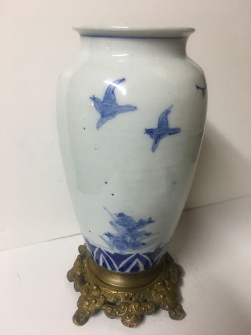 null CHINE XIXème - Vase balustre en porcelaine émaillée de branches fleuries. Monture...