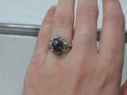 null Silver ring, decorated with a rough black diamond (4.80 carats). TDD 52. Gross...