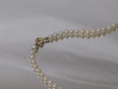 null Cultured pearl necklace, 18K gold clasp. Length: 36 cm (open)