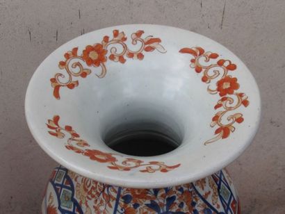 null JAPON Importante paire de vases en porcelaine Imari. Fin du XIXe siècle. Haut.:...