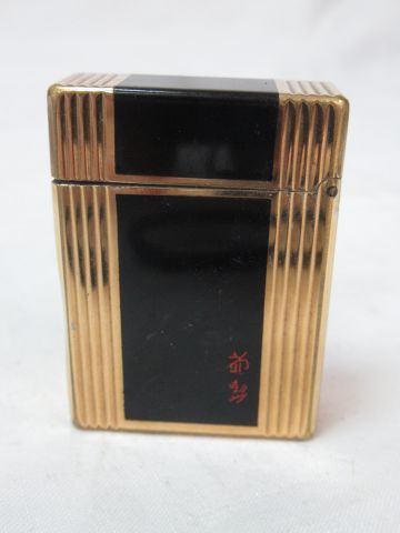 DUPONT Lighter in gilt and lacquered metal....