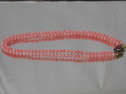 null Collier double rang en perles d'opale rose. Fermoir en vermeil, orné d'un rubis...