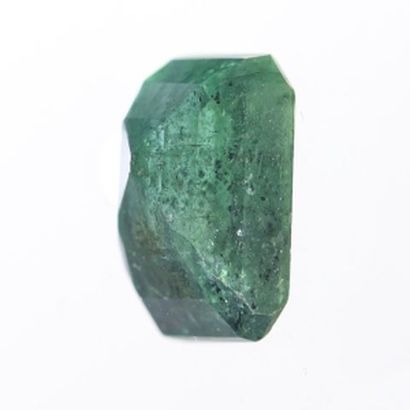 null Emerald, 2.08 carats. With its certificate (IJCC): treated, with inclusions...