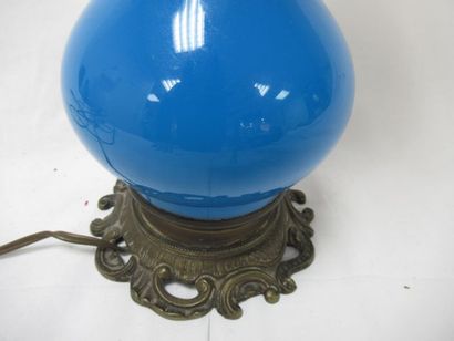 null Oil lamp in opaline, bronze frame. With its tube and its globe. Around 1900....