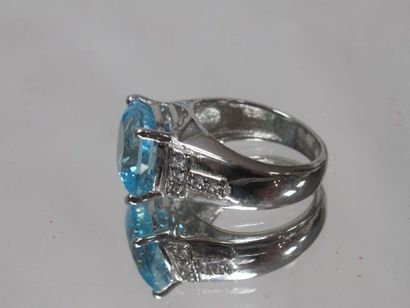 null Silver ring, decorated with a topaz. Gross weight : 9,30 g TDD 61