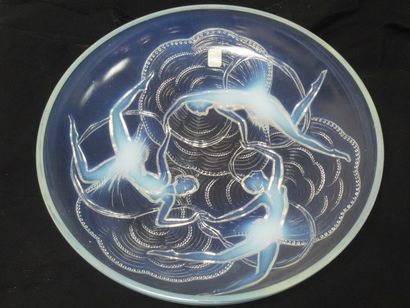 null Opalescent glass bowl decorated with dancers. Diameter: 35 cm