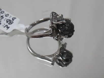 null Silver ring, decorated with a rough black diamond (4.80 carats). TDD 52. Gross...