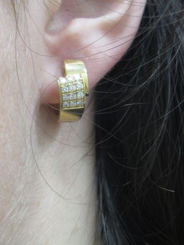 null A pair of 18K yellow gold "creole" earrings, set with diamonds. Gross weight:...