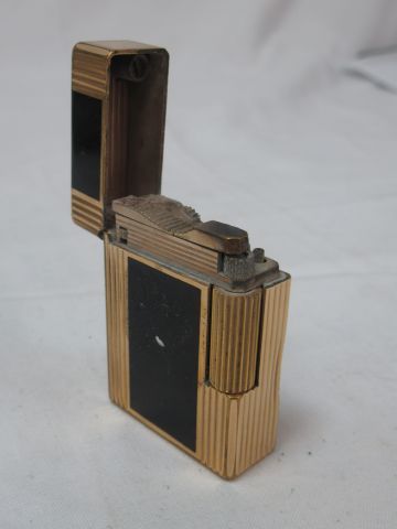 null DUPONT Lighter in gilt and lacquered metal. Height: 4,5 cm