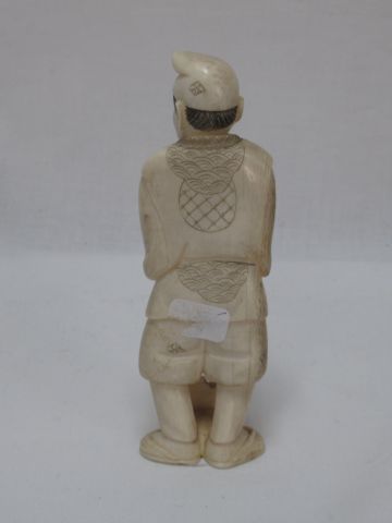 null JAPON Okimono en ivoire, représentant un travailleur fumant. Vers 1900-1920....