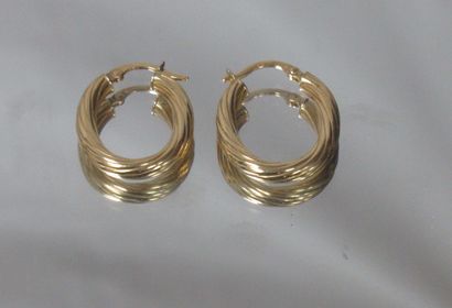 Pair of twisted creoles in 18K yellow gold....