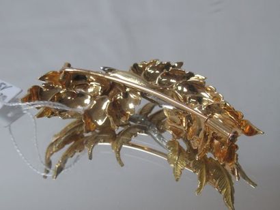 null Brooch in 18K yellow gold, featuring plants, set with diamonds on platinum....