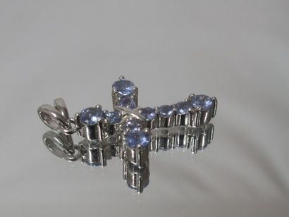 null Silver pendant, cross-shaped, set with tanzanites. Gross weight : 4,20 g