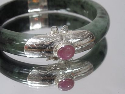 null Bracelet made of jade, silver setting set with a ruby cabochon (2,5 carats)....