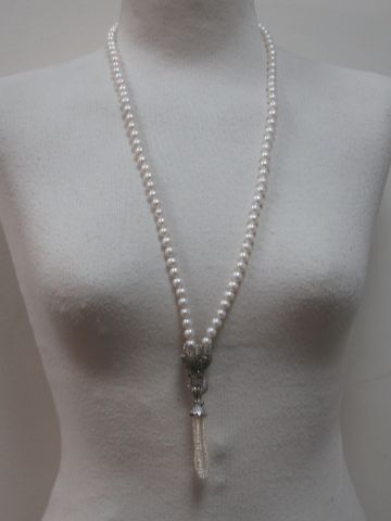 Long necklace made of cultured pearls, with...