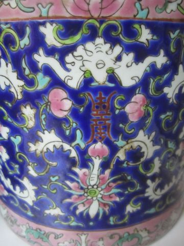 null 
CHINE XXème - Paire de grands pots couverts chinois en porcelaine émaillée....