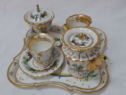 null Tête à tête en porcelaine blanche, à décor chinoisant et rehauts d'or. Se compose...