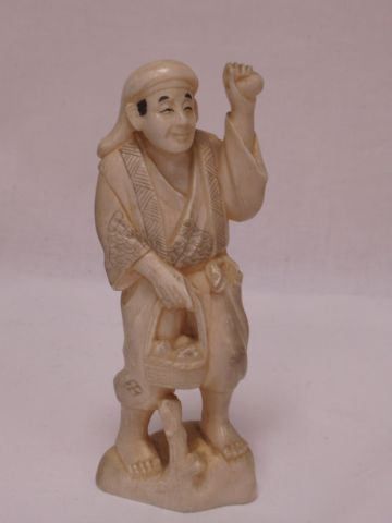 JAPANese Okimono in ivory, representing a...